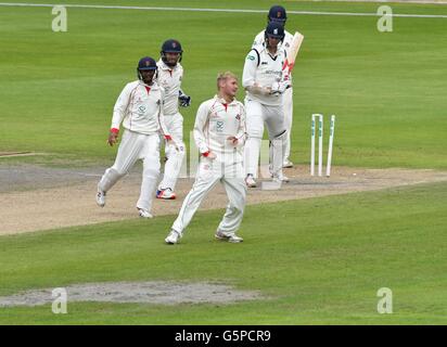 Manchester UK 22. Juni 2016 Matthew Parkinson (Lancashire) feiert bowling, Boyd Rankin für eine Goldene Ente und seine vierte Pforte am dritten Tag von ihrem Spiel gegen Warwickshire im Old Trafford Emirates in der Grafschaft-Meisterschaft. Parkinson fertig mit 5-49 auf erstklassige debütierte. Bildnachweis: John Fryer/Alamy Live-Nachrichten Stockfoto