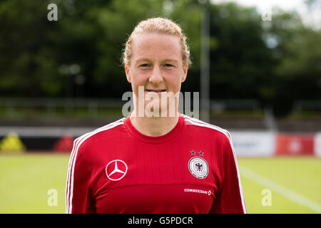 Mittleren Feldspieler Melanie Behringer stellt bei einem Fototermin für die deutsche Fußballnationalmannschaft der Frauen bei den Vorbereitungen für Olympia im Team-Hotel in Grassau, Deutschland, 21. Juni 2016. Foto: Matthias Balk/dpa Stockfoto