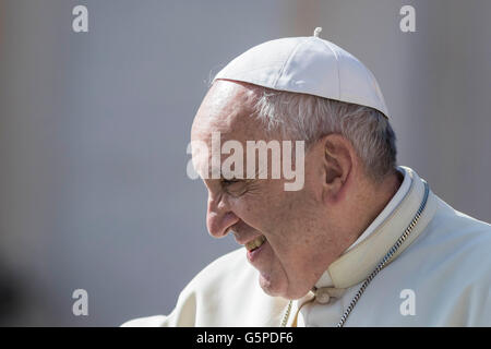 Vatikanstadt, Vatikan. 22. Juni 2016. Papst Francis kommt zu seinem wöchentlichen Generalaudienz in dem Petersplatz im Vatikan, Vatikan am 22. Juni 2016 feiern. Papst Francis während seiner Katechese konzentriert seine Reflexionen über die Evangeliumgeschichte der Leprakranken, die von Jesus, als Zeichen von Gottes Barmherzigkeit und Vergebung geheilt wurde. Bildnachweis: Giuseppe Ciccia/Alamy Live-Nachrichten Stockfoto