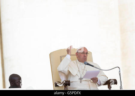 Vatikanstadt, Vatikan. 22. Juni 2016. Papst Francis liefert seine Predigt, wie er seine wöchentliche Generalaudienz in dem Petersplatz im Vatikan, Vatikan am 22. Juni 2016 feiert. Papst Francis während seiner Katechese konzentriert seine Reflexionen über die Evangeliumgeschichte der Leprakranken, die von Jesus, als Zeichen von Gottes Barmherzigkeit und Vergebung geheilt wurde. Bildnachweis: Giuseppe Ciccia/Alamy Live-Nachrichten Stockfoto