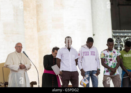 Vatikanstadt, Vatikan. 22. Juni 2016. Francis Papst betet mit einer Gruppe von Flüchtlingen, die er eingeladen, ihn während seiner wöchentlichen Generalaudienz in dem Petersplatz im Vatikan, Vatikan am 22. Juni 2016. Papst Francis während seiner Katechese konzentriert seine Reflexionen über die Evangeliumgeschichte der Leprakranken, die von Jesus, als Zeichen von Gottes Barmherzigkeit und Vergebung geheilt wurde. Bildnachweis: Giuseppe Ciccia/Alamy Live-Nachrichten Stockfoto