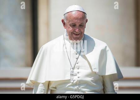 Vatikanstadt, Vatikan. 22. Juni 2016. Papst Francis lächelt als He Blätter am Ende seine wöchentliche Generalaudienz in dem Petersplatz im Vatikan, Vatikan am 22. Juni 2016. Papst Francis während seiner Katechese konzentriert seine Reflexionen über die Evangeliumgeschichte der Leprakranken, die von Jesus, als Zeichen von Gottes Barmherzigkeit und Vergebung geheilt wurde. Bildnachweis: Giuseppe Ciccia/Alamy Live-Nachrichten Stockfoto