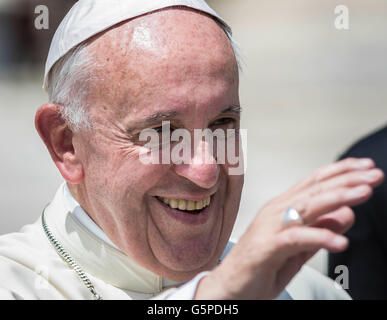 Vatikanstadt, Vatikan. 22. Juni 2016. Papst Francis lächelt als He Blätter am Ende seine wöchentliche Generalaudienz in dem Petersplatz im Vatikan, Vatikan am 22. Juni 2016. Papst Francis während seiner Katechese konzentriert seine Reflexionen über die Evangeliumgeschichte der Leprakranken, die von Jesus, als Zeichen von Gottes Barmherzigkeit und Vergebung geheilt wurde. Bildnachweis: Giuseppe Ciccia/Alamy Live-Nachrichten Stockfoto