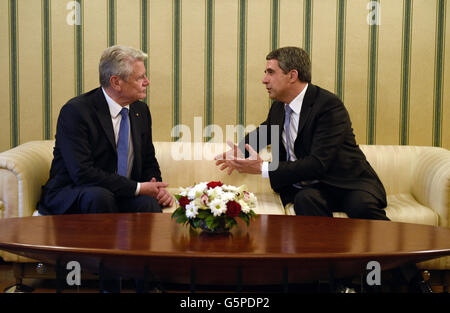 Sofia, Bulgarien. 22. Juni 2016. Der deutsche Bundespräsident Joachim Gauck ist offiziell von Bulgarian President Rosen Plevneliev (R) treffen zu Gesprächen der Präsident begrüßt die Niederlassung in Sofia, Bulgarien, 22. Juni 2016. Der deutsche Bundespräsident Weiterfahrt Fünftage-in Bulgarien. Foto: RAINER JENSEN/Dpa/Alamy Live-Nachrichten Stockfoto