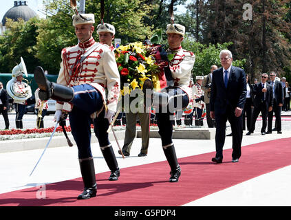 Sofia, Bulgarien. 22. Juni 2016. Der deutsche Bundespräsident Joachim Gauck legt einen Kranz am Denkmal des unbekannten Soldaten auf dem Alexander Nevsky Platz in Sofia, Bulgarien, 22. Juni 2016. Der deutsche Bundespräsident Weiterfahrt Fünftage-in Bulgarien. Foto: RAINER JENSEN/Dpa/Alamy Live-Nachrichten Stockfoto