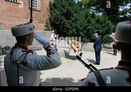 Sofia, Bulgarien. 22. Juni 2016. Der deutsche Bundespräsident Joachim Gauck legt einen Kranz am Denkmal des unbekannten Soldaten auf dem Alexander Nevsky Platz in Sofia, Bulgarien, 22. Juni 2016. Der deutsche Bundespräsident Weiterfahrt Fünftage-in Bulgarien. Foto: RAINER JENSEN/Dpa/Alamy Live-Nachrichten Stockfoto