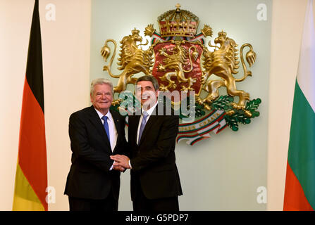 Sofia, Bulgarien. 22. Juni 2016. Bundespräsident Joachim Gauck wird von Bulgarian President Rosen Plevneliev (R) an das Büro des Präsidenten in Sofia, Bulgarien, 22. Juni 2016 offiziell begrüßt. Der deutsche Bundespräsident Weiterfahrt Fünftage-in Bulgarien. Foto: RAINER JENSEN/Dpa/Alamy Live-Nachrichten Stockfoto