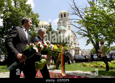 Sofia, Bulgarien. 22. Juni 2016. Der deutsche Bundespräsident Joachim Gauck und bulgarische Präsident Rosen Plevneliev (L) legen Blumen am Denkmal, Ivan Vazov in Sofia, Bulgarien, 22. Juni 2016. Der deutsche Bundespräsident Weiterfahrt Fünftage-in Bulgarien. Foto: RAINER JENSEN/Dpa/Alamy Live-Nachrichten Stockfoto