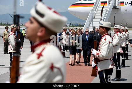 Sofia, Bulgarien. 22. Juni 2016. German President Joachim Gauck (C) und seine Lebensgefährtin Daniela Schadt verlassen die Regierung Airplan am Flughafen in Sofia, Bulgarien, 22. Juni 2016. Der deutsche Bundespräsident Weiterfahrt Fünftage-in Bulgarien. Foto: RAINER JENSEN/Dpa/Alamy Live-Nachrichten Stockfoto