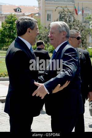 Sofia, Bulgarien. 22. Juni 2016. German President Joachim Gauck (R) ist der bulgarische Präsident Rosen Plevneliev Alexander Nevsky Square in Sofia, Bulgarien, 22. Juni 2016 begrüßt. Der deutsche Bundespräsident Weiterfahrt Fünftage-in Bulgarien. Foto: RAINER JENSEN/Dpa/Alamy Live-Nachrichten Stockfoto