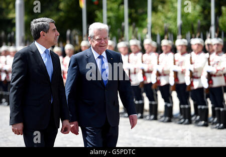 Sofia, Bulgarien. 22. Juni 2016. Der deutsche Bundespräsident Joachim Gauck wird von bulgarischen Präsidenten Rosen Plevneliev (L) mit militärischen Ehren auf dem Alexander Nevsky Platz in Sofia, Bulgarien, 22. Juni 2016 begrüßt. Der deutsche Bundespräsident Weiterfahrt Fünftage-in Bulgarien. Foto: RAINER JENSEN/Dpa/Alamy Live-Nachrichten Stockfoto