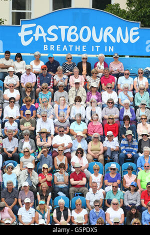 Eastbourne, Vereinigtes Königreich. 22. Juni 2016.  Zuschauer beobachten Dänemarks Caroline Wozniack spielen Monica Puig von Puerto Rico an der Aegon International Eastbourne Tennis Turnier Credit: James Boardman Alamy Live News Stockfoto