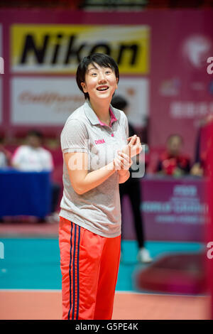 Hong Kong SAR, China. 22. Juni 2016.JINGSI SHEN von China hat ein Lachen mit den Obmann bei der Pflege eines Wunden Handgelenks... Pressekonferenz zum FIVB Volleyball World Grand Prix an der Hong Kong Coliseum in Hung Hom. Die vier Frauenmannschaften, Deutschland, China, den Niederlanden und USA treffen sich die Presse vor der 3-Tages-Konkurrenz. Bildnachweis: Jayne Russell/Alamy Live-Nachrichten Stockfoto