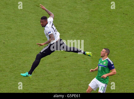 Paris, Frankreich. 21. Juni 2016. Deutschlands Jerome Boateng (L) wetteifert um den Ball mit Nordirlands Conor Washington während der UEFA Euro 2016 Gruppe C-Fußballspiel zwischen Nordirland und Deutschland am Stadion Parc des Princes in Paris, Frankreich, 21. Juni 2016. Nordirland verlor mit 0:1. Foto: Peter Kneffel/Dpa/Alamy Live News Stockfoto