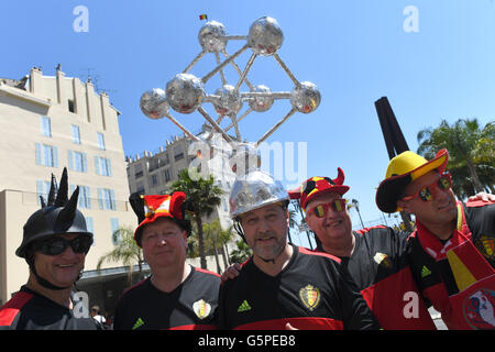 Unterstützer von Belgien in der Innenstadt von Nizza, 22. Juni 2016. Schweden spielt Belgien später heute eine vorläufige Vorrundenspiel Euro 2016. Foto: Federico Gambarini/dpa Stockfoto