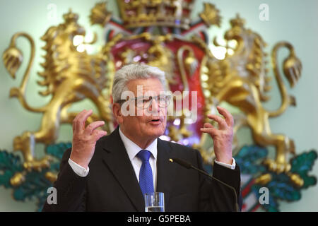 Sofia, Bulgarien. 22. Juni 2016. Der deutsche Bundespräsident Joachim Gauck und der bulgarische Präsident Rosen Plevneliev (nicht abgebildet) beantworten Fragen von Reportern auf einer Pressekonferenz nach ihren Gesprächen in das Büro des Präsidenten in Sofia, Bulgarien, 22. Juni 2016. Der deutsche Bundespräsident Weiterfahrt Fünftage-in Bulgarien. Foto: RAINER JENSEN/Dpa/Alamy Live-Nachrichten Stockfoto