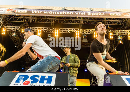 Kiel, Deutschland. 21. Juni 2016. Die Band Rükkenwind führt auf der Hörn-Bühne während der Kieler Woche 2016 Kredit: Björn Deutschmann/Alamy Live News Stockfoto