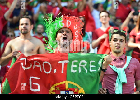 Lyon, Frankreich. 22. Juni 2016. Unterstützer von Portugal jubeln vor der UEFA Euro 2016 Gruppe F Fußball-match zwischen Ungarn und Portugal am Stade de Lyon in Lyon, Frankreich, 22. Juni 2016. Foto: Uwe Anspach/Dpa/Alamy Live News Stockfoto