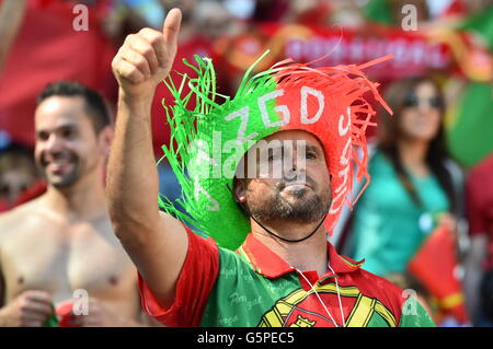 Lyon, Frankreich. 22. Juni 2016. Unterstützer von Portugal jubeln vor der UEFA Euro 2016 Gruppe F Fußball-match zwischen Ungarn und Portugal am Stade de Lyon in Lyon, Frankreich, 22. Juni 2016. Foto: Uwe Anspach/Dpa/Alamy Live News Stockfoto