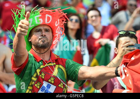 Lyon, Frankreich. 22. Juni 2016. Unterstützer von Portugal jubeln vor der UEFA Euro 2016 Gruppe F Fußball-match zwischen Ungarn und Portugal am Stade de Lyon in Lyon, Frankreich, 22. Juni 2016. Foto: Uwe Anspach/Dpa/Alamy Live News Stockfoto