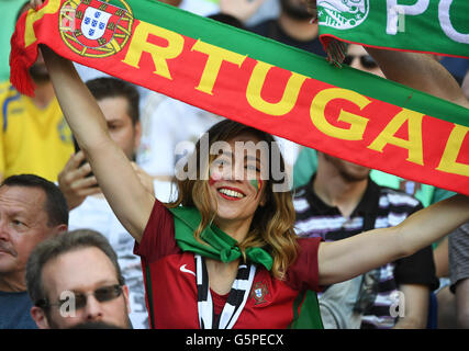 Lyon, Frankreich. 22. Juni 2016. Ein Fan von Portugal Jubel vor der Euro 2016 Gruppe F Fußball-match zwischen Portugal und Ungarn in Lyon, Frankreich, 22. Juni 2016. © Guo Yong/Xinhua/Alamy Live-Nachrichten Stockfoto