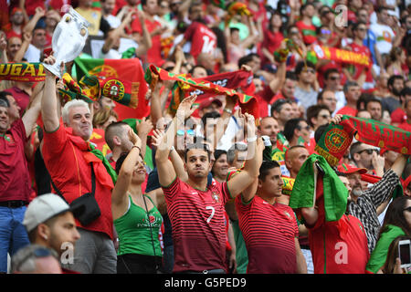 Lyon, Frankreich. 22. Juni 2016. Fans von Portugal jubeln vor der Euro 2016 Gruppe F Fußball-match zwischen Portugal und Ungarn in Lyon, Frankreich, 22. Juni 2016. © Guo Yong/Xinhua/Alamy Live-Nachrichten Stockfoto