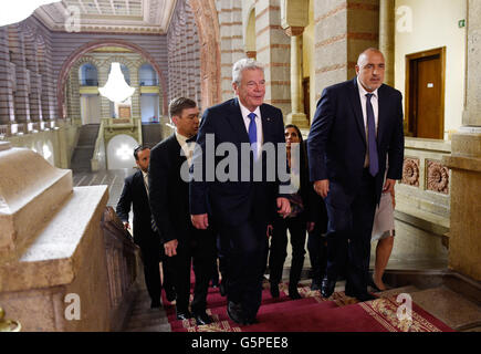 Sofia, Bulgarien. 22. Juni 2016. Deutscher Präsident Joachim Gauck (L) und bulgarische Ministerpräsident Boyko Borissov gehen durch die ministeriellen Büro in Sofia, Bulgarien, 22. Juni 2016. Der deutsche Bundespräsident Weiterfahrt Fünftage-in Bulgarien. Foto: RAINER JENSEN/Dpa/Alamy Live-Nachrichten Stockfoto