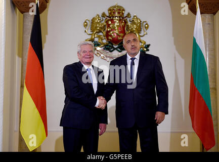 Sofia, Bulgarien. 22. Juni 2016. Deutscher Präsident Joachim Gauck (L) wird von bulgarischen Ministerpräsidenten Boyko Borissov in der ministeriellen Büro in Sofia, Bulgarien, 22. Juni 2016 begrüßt. Der deutsche Bundespräsident Weiterfahrt Fünftage-in Bulgarien. Foto: RAINER JENSEN/Dpa/Alamy Live-Nachrichten Stockfoto