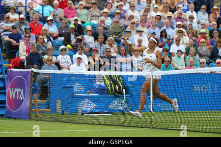 Eastbourne, Vereinigtes Königreich. 22. Juni 2016. Monica Puig von Puerto Rico in Aktion gegen Dänemarks Caroline Wozniacki bei den Aegon International Eastbourne Tennis Turnier Credit: James Boardman Alamy Live News Stockfoto