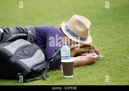 22.06.2016 Eastbourne, England. Aegon International Eastbourne Tennisturnier A Zuschauer mit ein Nickerchen an Devonshire Park. Stockfoto