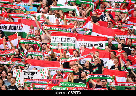 Lyon, Frankreich. 22. Juni 2016. Anhänger der Ungarn jubeln für ihr Team vor der UEFA Euro 2016 Gruppe F Fußball-match zwischen Ungarn und Portugal am Stade de Lyon in Lyon, Frankreich, 22. Juni 2016. Foto: Uwe Anspach/Dpa/Alamy Live News Stockfoto