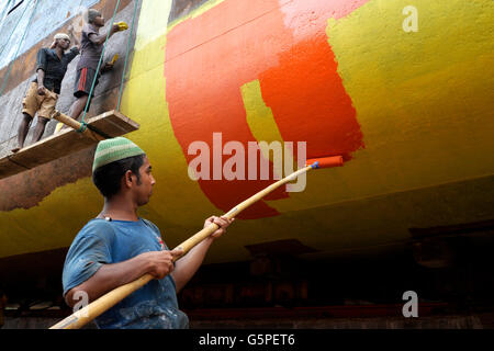 Keraniganj in der Nähe von Dhaka, Bangladesh. 22. Juni 2016. Bangladeshi Arbeiter Malerei eine Fähre auf einer Werft in Keraniganj, in der Nähe von Dhaka, Bangladesh. Am 22. Juni 2016. Arbeiter in Gebäude Fähren, die beinhaltet, Schweißen, schneiden und Malerei beschäftigt. Jede Arbeit verdient weniger als US$ 4 pro Tag. Bildnachweis: Mamunur Rashid/Alamy Live-Nachrichten Stockfoto
