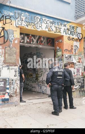 Berlin, Berlin, Deutschland. 22. Juni 2016. Polizei und private Sicherheitsdienste vor den linken Flügel Wohnprojekt in der Verbürgerlichung Straße 94 in Berlin-Friedrichshain. © Jan Scheunert/ZUMA Draht/Alamy Live-Nachrichten Stockfoto