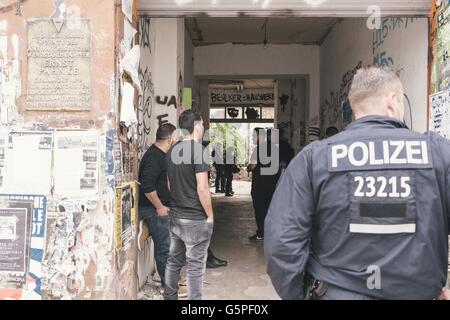 Berlin, Berlin, Deutschland. 22. Juni 2016. Polizei und private Sicherheitsdienste vor den linken Flügel Wohnprojekt in der Verbürgerlichung Straße 94 in Berlin-Friedrichshain. © Jan Scheunert/ZUMA Draht/Alamy Live-Nachrichten Stockfoto