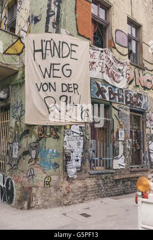 Berlin, Berlin, Deutschland. 22. Juni 2016. "Hände weg von R94" - Banner hängen vor den in der linken Flügel Wohnprojekt Liebig 34 in Berlin-Friedrichshain. © Jan Scheunert/ZUMA Draht/Alamy Live-Nachrichten Stockfoto