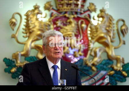 Sofia, Bulgarien. 22. Juni 2016. Der deutsche Bundespräsident Joachim Gauck und der bulgarische Präsident Rosen Plevneliev (nicht abgebildet) beantworten Fragen von Reportern auf einer Pressekonferenz nach ihren Gesprächen in das Büro des Präsidenten in Sofia, Bulgarien, 22. Juni 2016. Der deutsche Bundespräsident Weiterfahrt Fünftage-in Bulgarien. Foto: RAINER JENSEN/Dpa/Alamy Live-Nachrichten Stockfoto