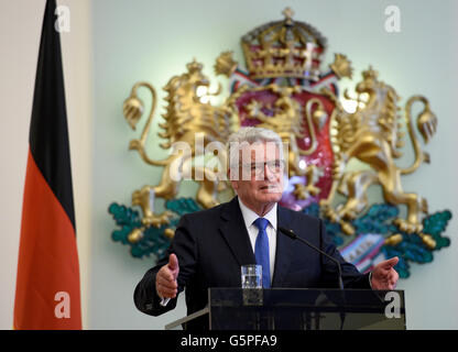 Sofia, Bulgarien. 22. Juni 2016. Der deutsche Bundespräsident Joachim Gauck und der bulgarische Präsident Rosen Plevneliev (nicht abgebildet) beantworten Fragen von Reportern auf einer Pressekonferenz nach ihren Gesprächen in das Büro des Präsidenten in Sofia, Bulgarien, 22. Juni 2016. Der deutsche Bundespräsident Weiterfahrt Fünftage-in Bulgarien. Foto: RAINER JENSEN/Dpa/Alamy Live-Nachrichten Stockfoto