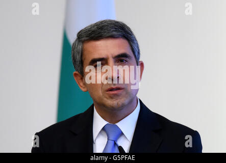 Sofia, Bulgarien. 22. Juni 2016. Der bulgarische Präsident Rosen Plevneliev und Bundespräsident Joachim Gauck (nicht abgebildet) beantworten Fragen von Reportern auf einer Pressekonferenz nach ihren Gesprächen in das Büro des Präsidenten in Sofia, Bulgarien, 22. Juni 2016. Der deutsche Bundespräsident Weiterfahrt Fünftage-in Bulgarien. Foto: RAINER JENSEN/Dpa/Alamy Live-Nachrichten Stockfoto