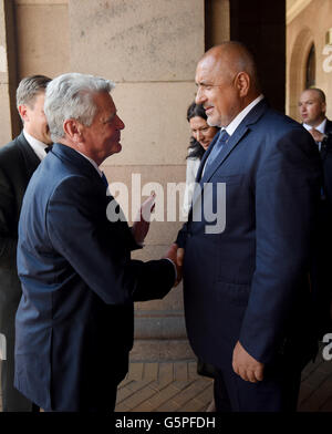 Sofia, Bulgarien. 22. Juni 2016. Deutscher Präsident Joachim Gauck (L) wird von bulgarischen Ministerpräsidenten Boyko Borissov vor dem ministeriellen Büro in Sofia, Bulgarien, 22. Juni 2016 begrüßt. Der deutsche Bundespräsident Weiterfahrt Fünftage-in Bulgarien. Foto: RAINER JENSEN/Dpa/Alamy Live-Nachrichten Stockfoto