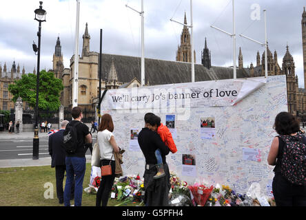 London, UK. 22. Juni 2016. Leute schreiben Tribut Nachricht auf einem Brett für Jo Cox, der 41 Jahre alte Abgeordnete tödlich letzte Woche in Parliament Square, London, 22. Juni 2016 erschossen. © Stanislav Mundil/CTK Foto/Alamy Live-Nachrichten Stockfoto