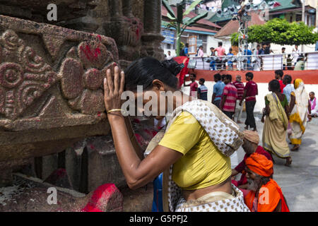 Guwahati, Assam, Indien. 22. Juni 2016. Eine Hindu-Frau bietet ihr Gebet Hindu-Göttin Kamakhya in ihrem Tempel während der laufenden Ambubachi Mela (Festival). Die Ambubachi Mela (Ambubachi Festival und Schicksal) ist eine jährliche hinduistische Festival im Kamakhya Tempel in Guwahati, Assam, Indien. Diese jährliche Mela wird gefeiert, während der Monsunzeit, die während der Assamese Monat Ahaar, um die Mitte des Juni fällt wenn Sonne Transit auf dem Tierkreis Mithuna, wenn der Fluss Brahmaputra Flut wird. Es ist die Feier des jährlichen Menstruation Kurses der Hindu-Göttin Kamakhya. Es ist bel Stockfoto