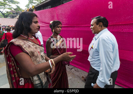 Guwahati, Assam, Indien. 22. Juni 2016. Hijras (Transfrauen, Mann-zufrau Transgender Personen) bitten um Spenden von den eifrigen Anhängern während der laufenden Ambubachi Mela (Festival). Die Ambubachi Mela (Ambubachi Festival und Schicksal) ist eine jährliche hinduistische Festival im Kamakhya Tempel in Guwahati, Assam, Indien. Diese jährliche Mela wird gefeiert, während der Monsunzeit, die während der Assamese Monat Ahaar, um die Mitte des Juni fällt wenn Sonne Transit auf dem Tierkreis Mithuna, wenn der Fluss Brahmaputra Flut wird. Es ist die Feier des jährlichen Menstruation Verlauf Hin Stockfoto