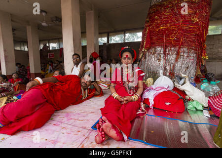 Guwahati, Assam, Indien. 22. Juni 2016. Hindu-Anhänger und Sadhus gesammelt aus verschiedenen Teilen Indiens am Kamakhya Tempel anlässlich Ambubachi Mela (Festival). Die Ambubachi Mela (Ambubachi Festival und Schicksal) ist eine jährliche hinduistische Festival im Kamakhya Tempel in Guwahati, Assam, Indien. Diese jährliche Mela wird gefeiert, während der Monsunzeit, die während der Assamese Monat Ahaar, um die Mitte des Juni fällt wenn Sonne Transit auf dem Tierkreis Mithuna, wenn der Fluss Brahmaputra Flut wird. Es ist die Feier des jährlichen Menstruation Kurses der Hindu-Göttin Kam Stockfoto