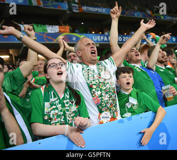 Lille, Frankreich. 22. Juni 2016. Unterstützer von Irland jubeln vor dem ersten Vorrundenspiel zwischen Italien und Irland im Pierre Mauroy Stadium in Lille, Frankreich, 22. Juni 2016. Foto: Marius Becker/Dpa/Alamy Live News Stockfoto