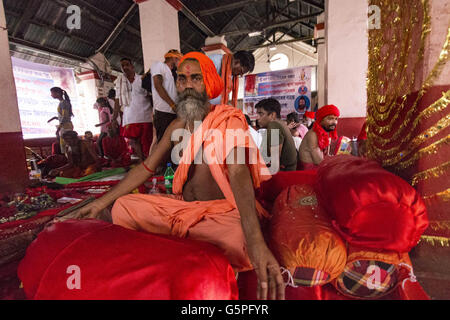 Guwahati, Assam, Indien. 22. Juni 2016. SRI YOGI NAGA BABA PRETGIRI MAHARAJ von BOLPUR, SANTINIKETEN, Indien angekommen Kamakhya Tempel anlässlich Ambubachi Mela (Festival). Nach ihm er ist seit langem Dishtri Sadhana Yoga üben und als Folge davon, was er halten kann seine Augen öffnen, ohne mit der Wimper für zehn bis zwölf Stunden. Die Ambubachi Mela (Ambubachi Festival und Schicksal) ist eine jährliche hinduistische Festival im Kamakhya Tempel in Guwahati, Assam, Indien. Diese jährliche Mela wird während der Monsunzeit gefeiert, was passiert während der Assamese Monat Ahaar, um die mittlere o fallen Stockfoto