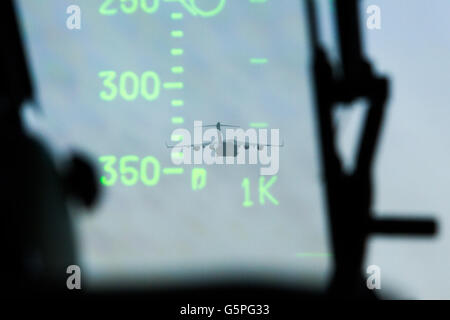 Libreville, Gabun. 20. Juni 2016. Ein USAF C17 Enroute von Fort Bragg, NC, Libreville, Gabun sieht in der Pilot-Heads-up-Display von einem nachgestellten C17. Die Transporte tragen Fallschirmjäger aus er 82nd Airborne Division um Punkt Denis, Gabun Fallschirm Ausbildung während der zentralen Accord durchzuführen. Jährliche Übung der US-Armee Afrika ist eine kombinierte militärische Übung, die zusammen rund 1.000 Soldaten aus 14 teilnehmenden Nationen, darunter Frankreich, Gabun, Tschad, demokratische Republik Kongo, Kamerun, in einer Reihe von Übungen einschließlich Dschungel Kriegsführung zu trainieren bringt, Stockfoto