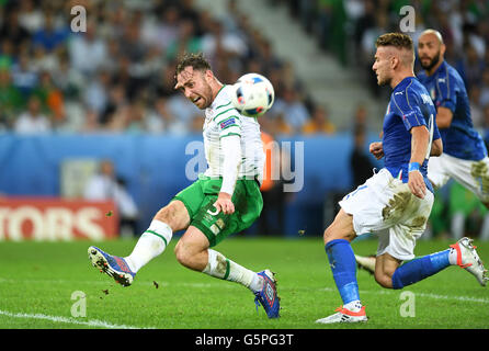 Lille, Frankreich. 22. Juni 2016. Italiens Ciro Immobile (L) und Irlands Richard Keogh wetteifern um den Ball in der ersten Vorrundenspiel zwischen Italien und Irland im Pierre Mauroy Stadium in Lille, Frankreich, 22. Juni 2016. Foto: Marius Becker/Dpa/Alamy Live News Stockfoto