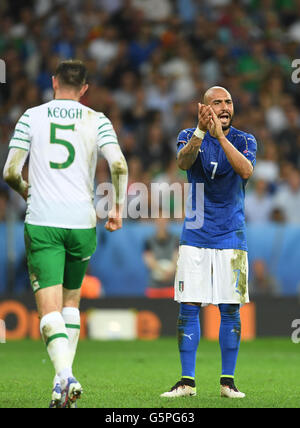 Lille, Frankreich. 22. Juni 2016. Italiens Simone Zaza (R) Gesten als Irlands Richard Keogh Spaziergänge in die vorläufige Vorrundenspiel zwischen Italien und Irland im Pierre Mauroy Stadium in Lille, Frankreich, 22. Juni 2016. Foto: Marius Becker/Dpa/Alamy Live News Stockfoto