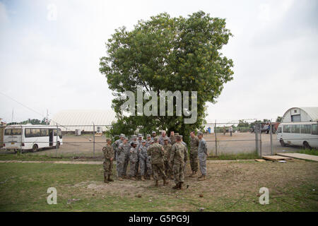 Libreville, Gabun. 20. Juni 2016. Amerikanische Soldaten versammeln sich während der zentralen Accord in Libreville, Gabun. Jährliche Übung der US-Armee Afrika ist eine kombinierte militärische Übung, die zusammen rund 1.000 Soldaten aus 14 teilnehmenden Nationen, darunter Frankreich, Gabun, Tschad, demokratische Republik Kongo, Kamerun, in einer Reihe von Übungen einschließlich Dschungel Kriegsführung, MEDEVAC, und Fallschirmspringen zu trainieren bringt. © David Honl/ZUMA Draht/Alamy Live-Nachrichten Stockfoto