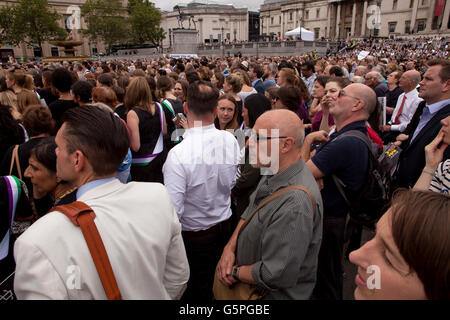 London, UK. 22. Juni 2016. Jo Cox Memorial. Jo Cox, MP, die brutal letzte Woche ermordet wurde wäre 42 heute geworden. Ein Denkmal wurde für sie auf dem Trafalgar Square in London statt. Bildnachweis: Jane Campbell/Alamy Live-Nachrichten Stockfoto